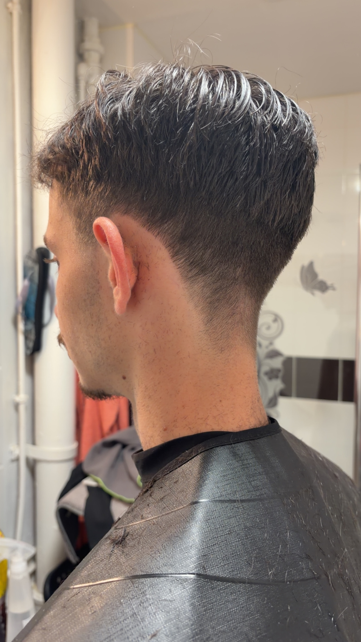 Coupe dégradée homme réalisée à domicile : finitions nettes et texture naturelle